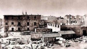 Año 1869, ruinas de Monteleón, a la derecha podemos contemplar la chimenea de la fundición
